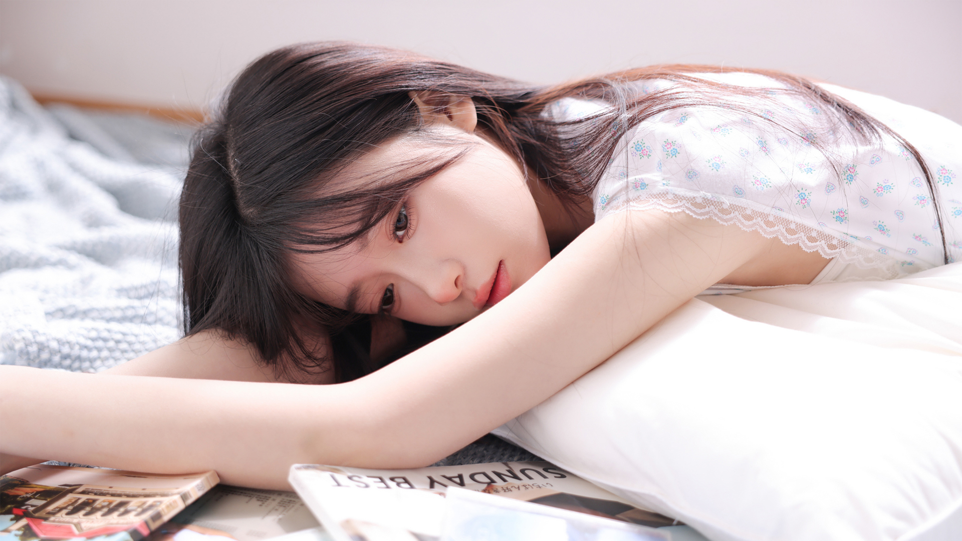 居家 清纯美女 书 电脑壁纸_彼岸壁纸.jpg